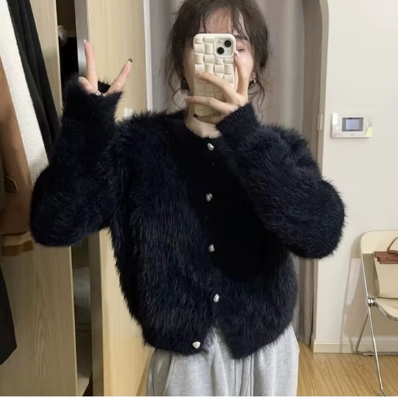 COMMENSE Cropped Fuzzy Cardigan with Pearl Buttons Womens Sz S NWT Furry Gray - Picture 10 of 10